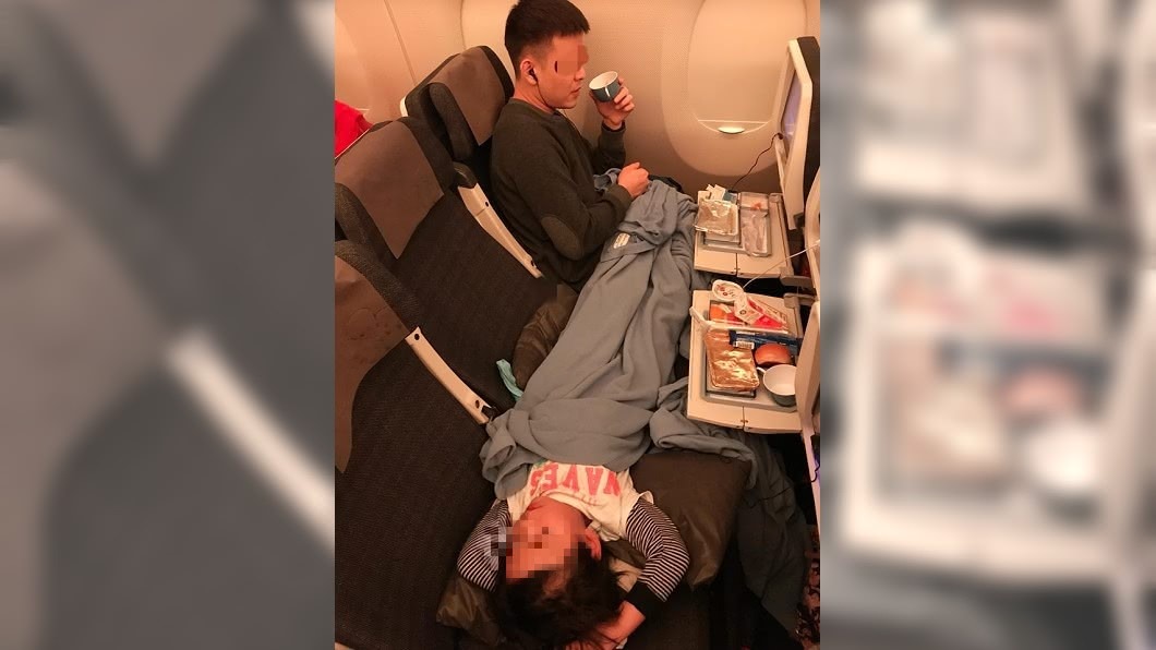 感動!母子搭長途飛機 暖男全程幫顧讓小孩「跨腳睡」
