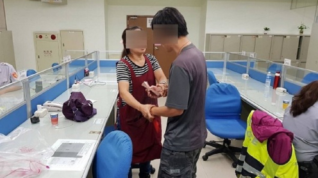 女販64萬掉街上!早餐店老闆歸還拒紅包:助人不求回報