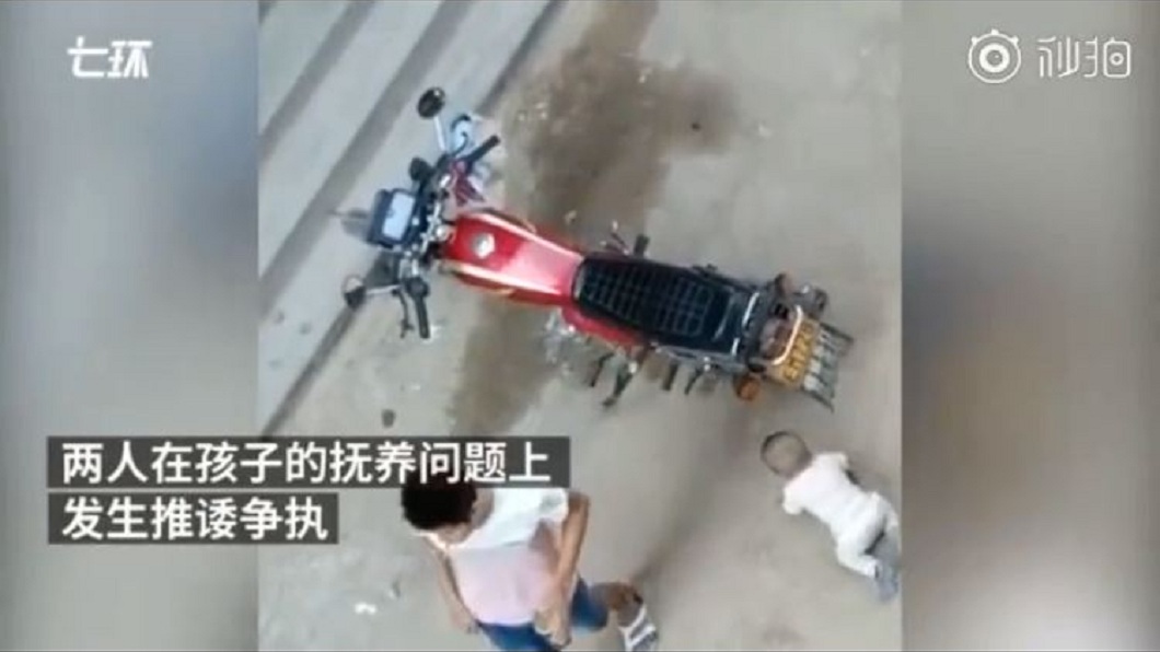狠心父母生了拒養 放任11月兒爬行在地哭鬧不理