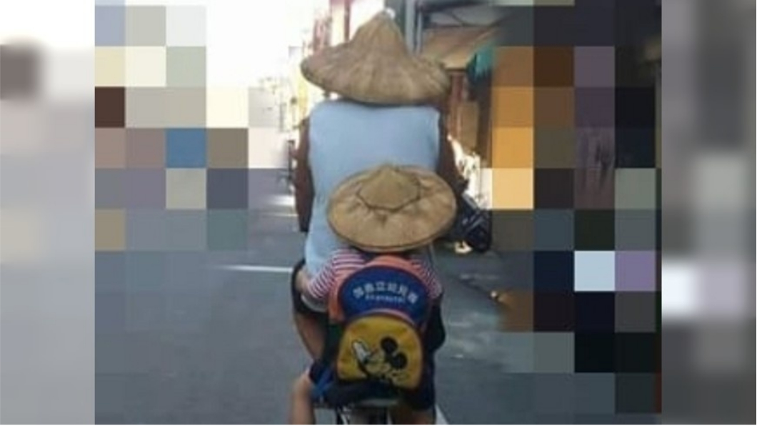「斗笠爺孫」騎腳踏車上學 勾起眾人回憶:想爺爺了!