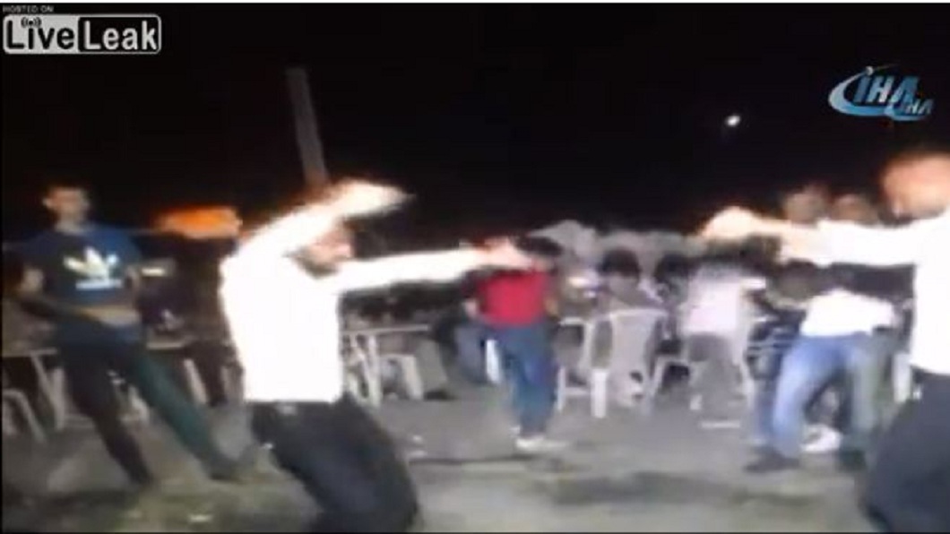 參加妹婚禮玩嗨了　他開槍慶祝把哥爆頭亡