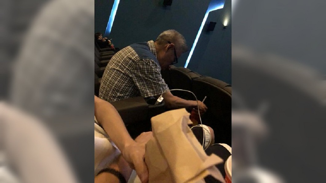 7旬阿公看電影被放鴿子 落寞分送爆米花惹鼻酸