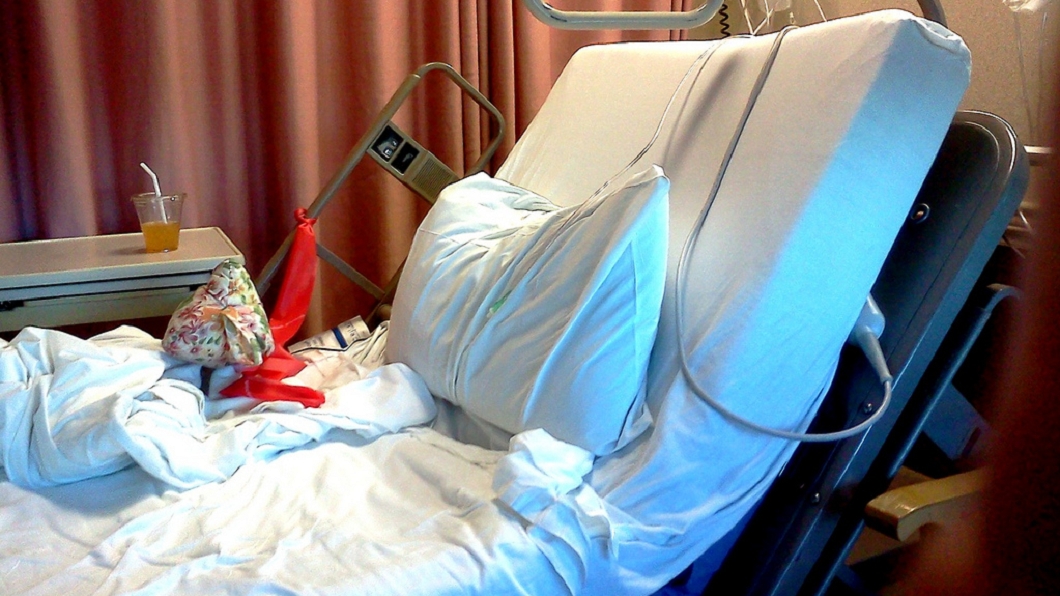 全家圍阿公病床溫馨喊話 護理師冷回:他早死了
