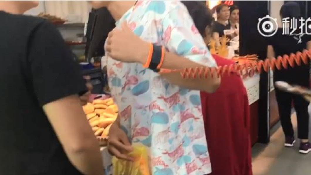 逛夜市怕女友走丟　男子竟用繩子綁住她