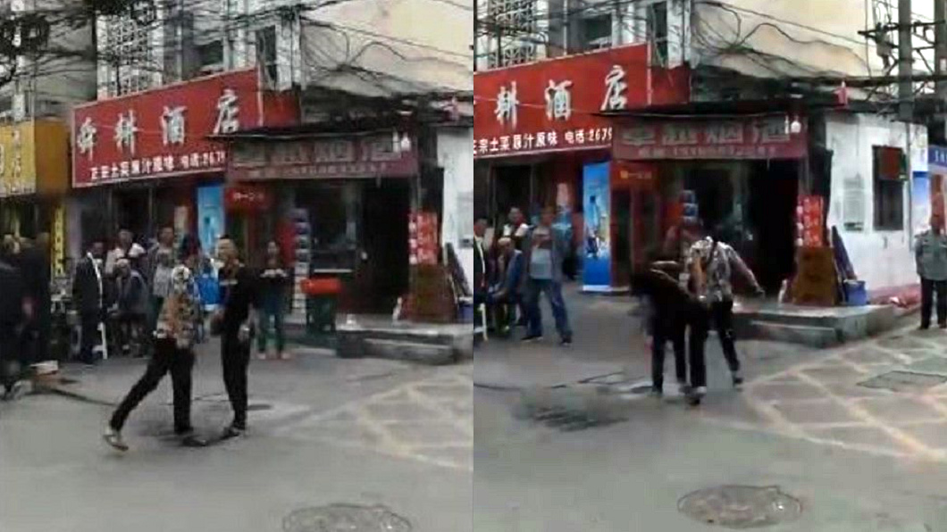 吵架怎麼吵?2男動口不動手 街頭狂吐對方口水