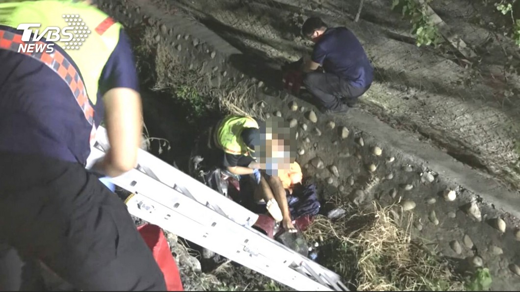 騎士遭蜂螫眼瞼 頭昏目眩摔三米溝