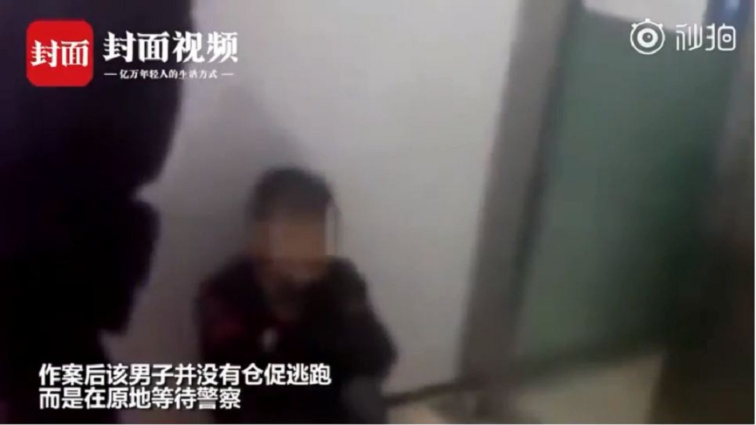 男子砸完ATM後沒離開,直接坐在原地等警方抓他。(圖/翻攝自封面視頻)