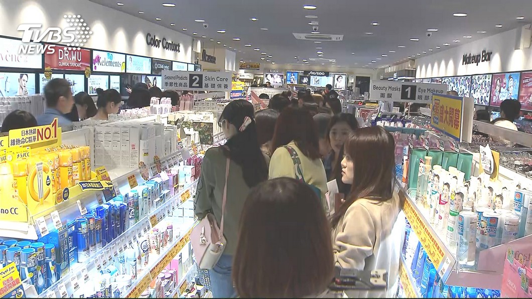 來台展店時,許多民眾湧入採買。(圖/TVBS資料照)
