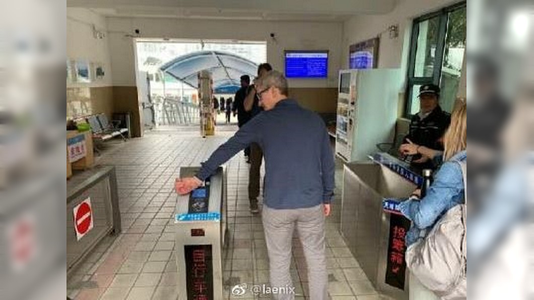 庫克用Apple Watch搭陸渡輪 尷尬刷不過