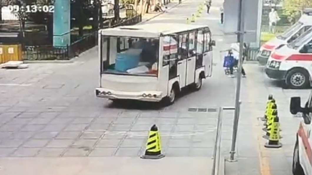 小巴撞翻嬰兒車！老警肉身頂住　腳噴血喊「救孩子」