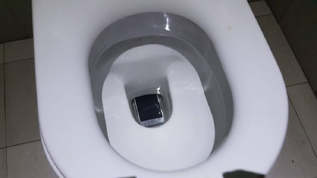 偷拍？餐廳急上廁所　驚見馬桶裡有手機