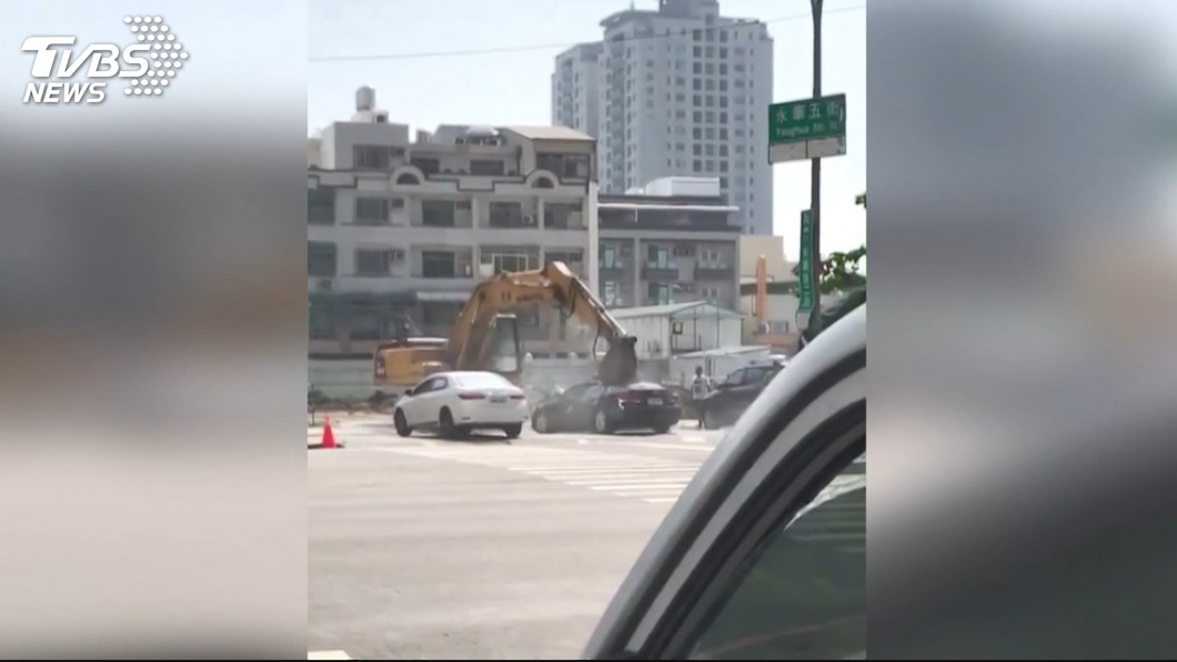 擋工地遭壓扁推坑轎車 竟莫名起火燃燒