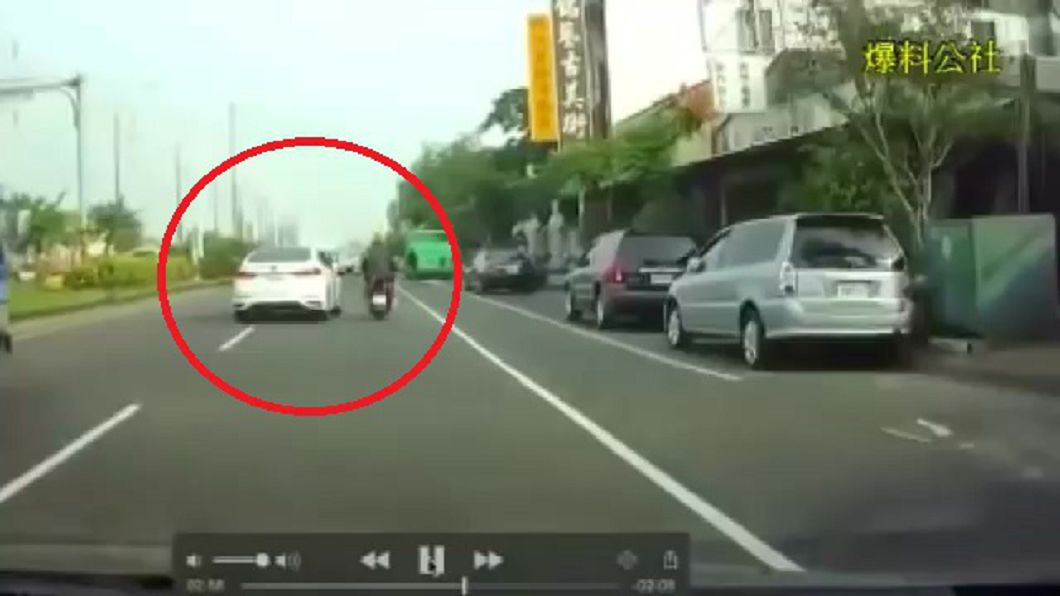 不滿被擋?超車緊貼「掃」倒騎士 網怒:根本謀殺