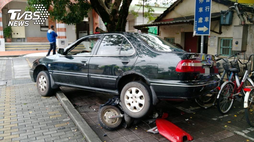 駕駛開車打錯檔 倒退猛撞釀1死4傷