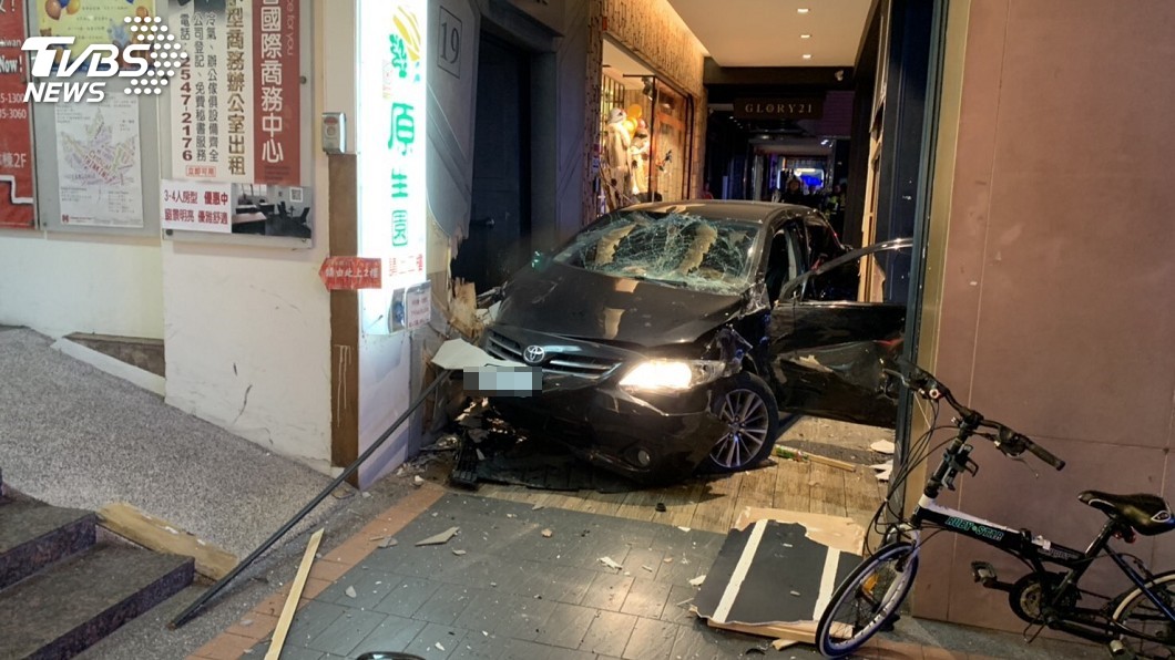 租車競速?飛闖人行道撞3人 22歲屁孩:我是壞小孩