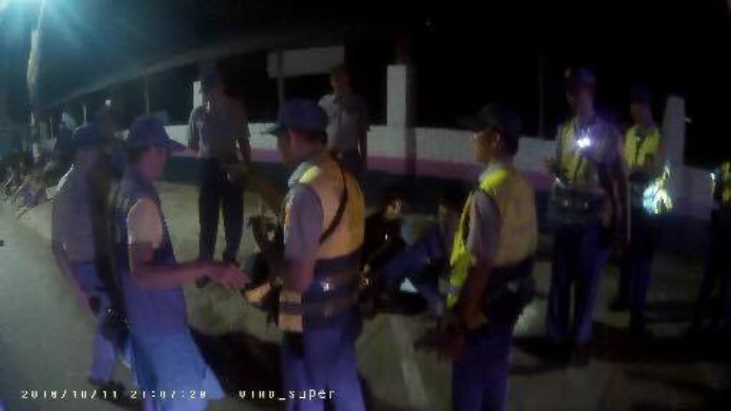 女友和別人吵架!男揪友帶槍談判 反被50少年圍毆