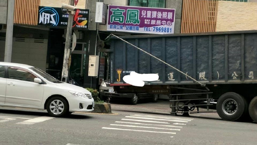 圖/(圖左)翻攝自 爆廢公社 (圖右)翻攝自 聯結車 大貨車 大客車 拉拉隊 運輸業 照片影片資訊分享團