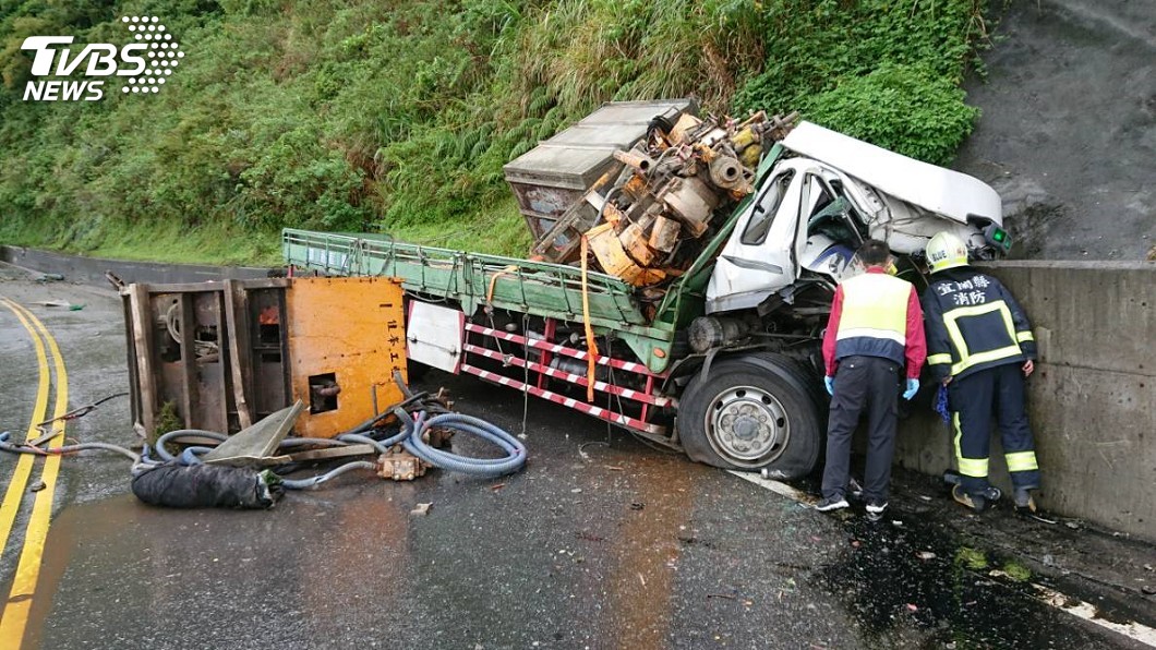 貨車自撞山壁!駕駛遭夾擊卡車內 蘇花雙向中斷