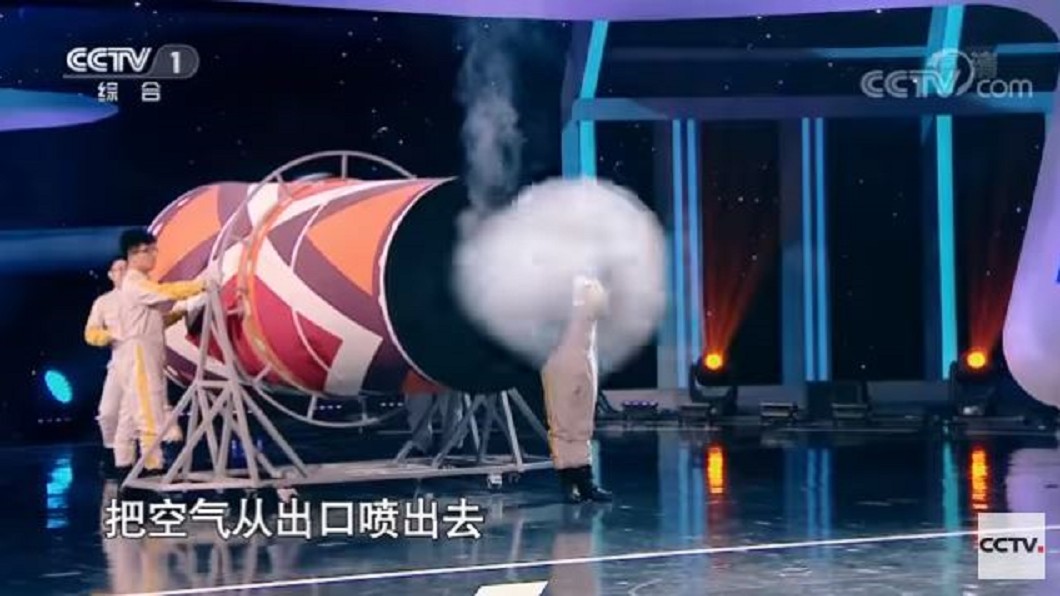 壓縮空氣集中噴出　力道足以推倒紙箱牆