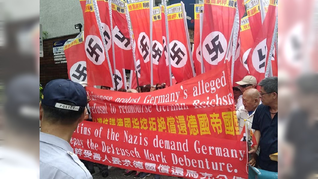 持「納粹旗」101站崗討德國公債　法官認言論自由免罰