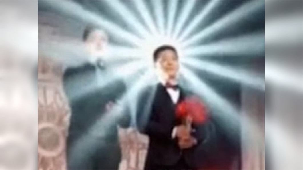 典禮到一半新郎「佛光乍現」!眾人笑翻:真是佛系婚禮