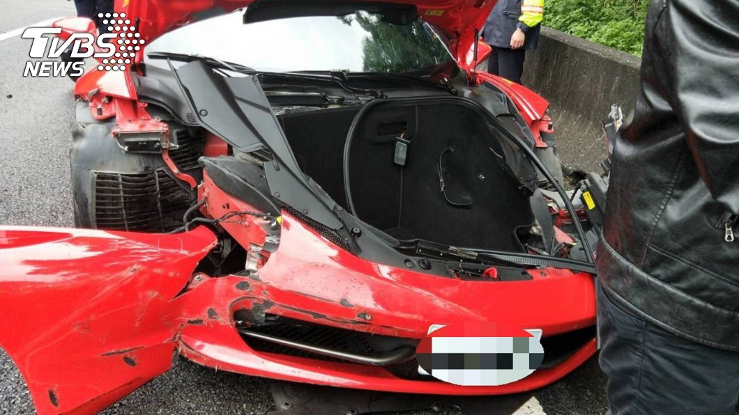 天雨路滑!法拉利失控撞護欄 估維修費可買BMW