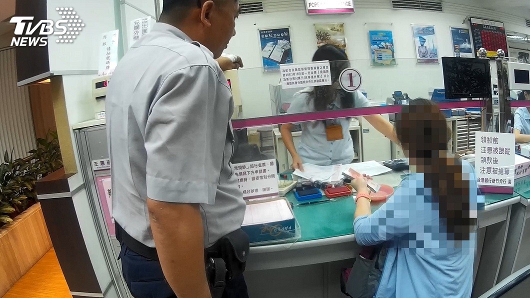 最後在員警和行員的勸說下,女子才驚覺被騙免於上當。(圖/保七總隊提供)