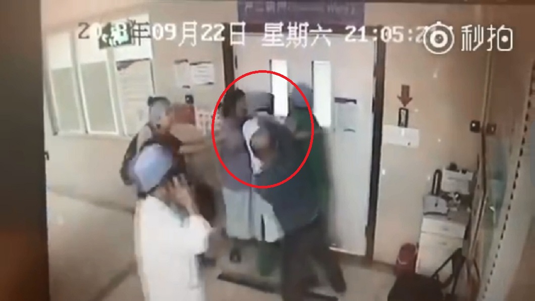 醫師拒幫孕婦剖腹產 竟被家屬揍到眼眶骨折
