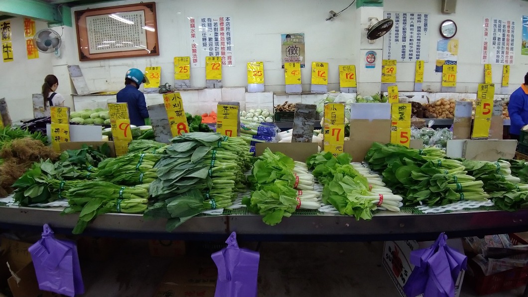 她怨老人挑菜丟到爛 網友歪樓:菜攤價格「整排個位數」