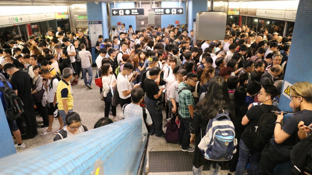 全城大癱瘓! 港地鐵三線故障近6小時