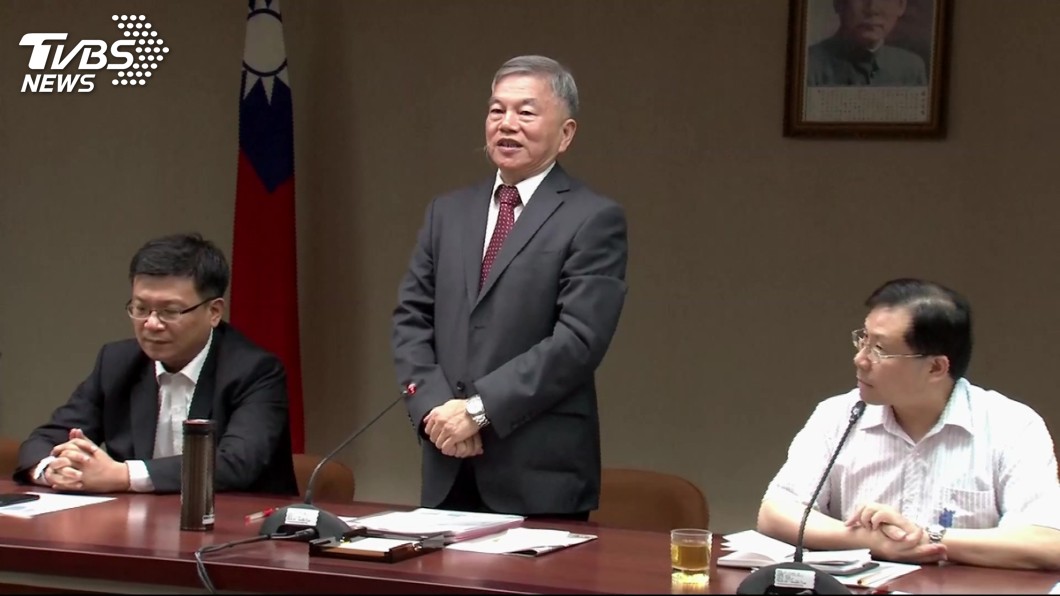 「沒電就插鼻孔」引爭議　經長沈榮津鞠躬道歉。圖／TVBS