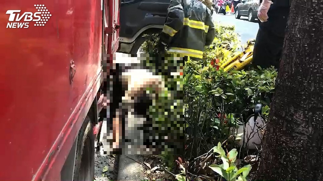 騎士闖紅燈被貨車撞 卡車底拖行80公尺血肉模糊
