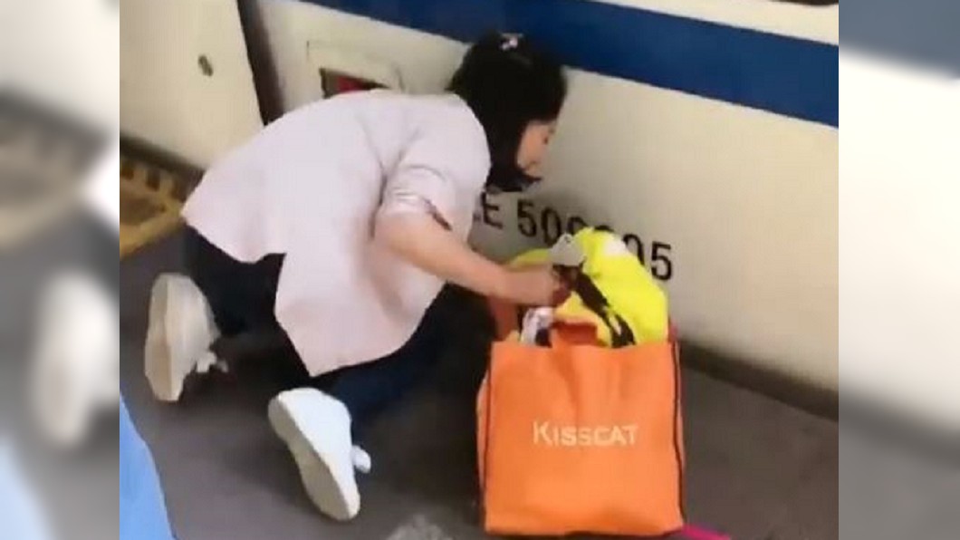 這款媽!只顧低頭滑手機 滑到孩子跌進月台縫隙