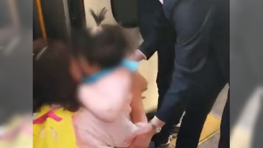在眾人合力之下,跌入鐵軌的孩子終於被救出。圖/翻攝自梨視頻