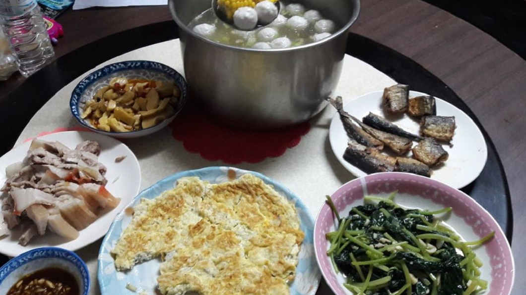 煮好豐盛梅花餐!1通電話讓她氣炸 嗆出媽媽心聲