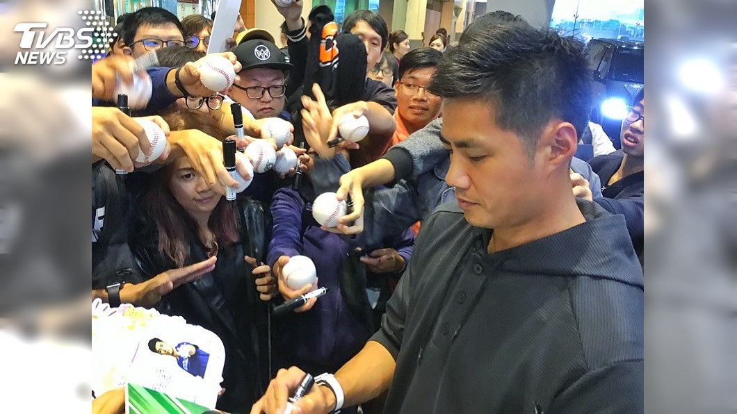 陳偉殷清晨返台　投身公益盼多陪伴球迷