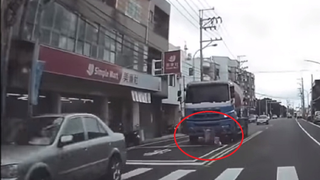 根本找死!他硬走等停水泥車前 險成輪下亡魂