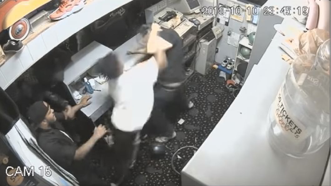 破壞規範不聽勸 奧客拿鐵椅砸店員還用保齡球K頭