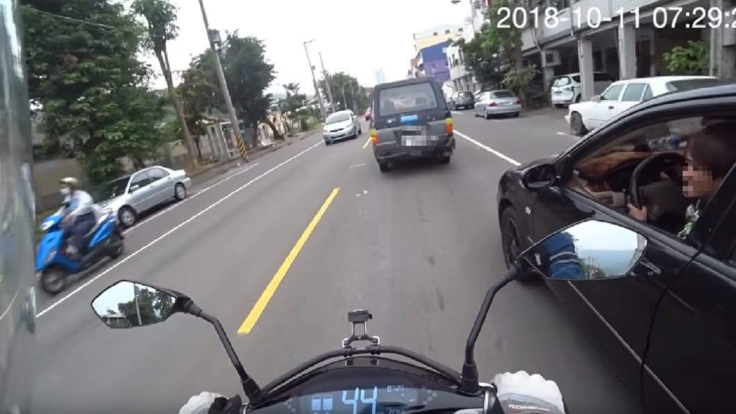 日前一名Gogoro騎士正常行駛在車道,卻遇到一名汽車駕駛認為機車應騎在「最右側」,因此不滿對騎士怒罵三字經。(圖片來源/ 翻攝爆料公社)