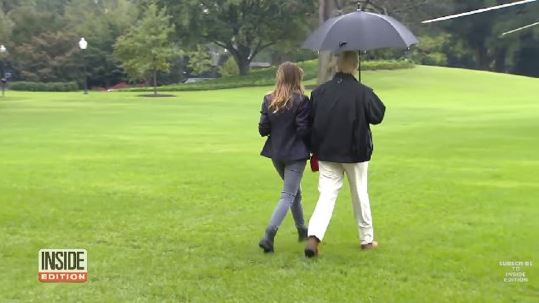 自己撐傘讓老婆淋雨　川普連任看好度卻上升