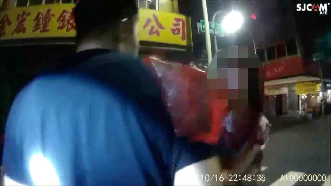 女友用手上袋子痛打男友。圖/翻攝畫面