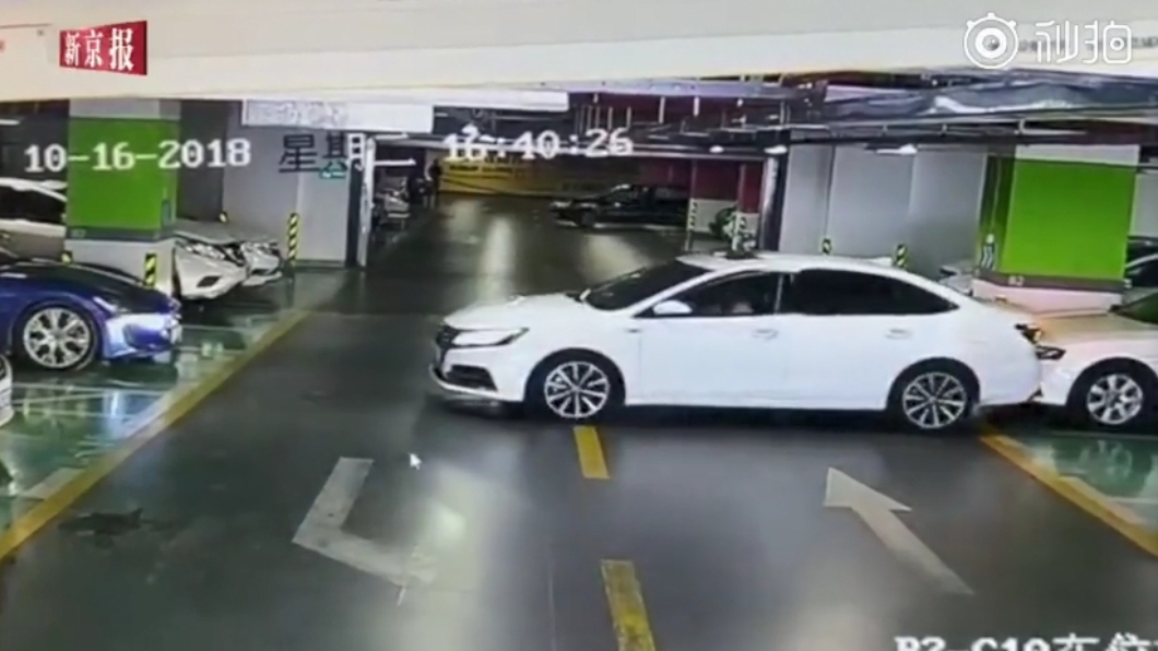 女駕駛倒車連撞瑪莎拉蒂3名車 網傻眼:考碰碰車駕照?