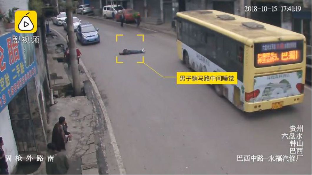 醉父拉3歲娃去「撞車」 自己躺路中央睡大覺