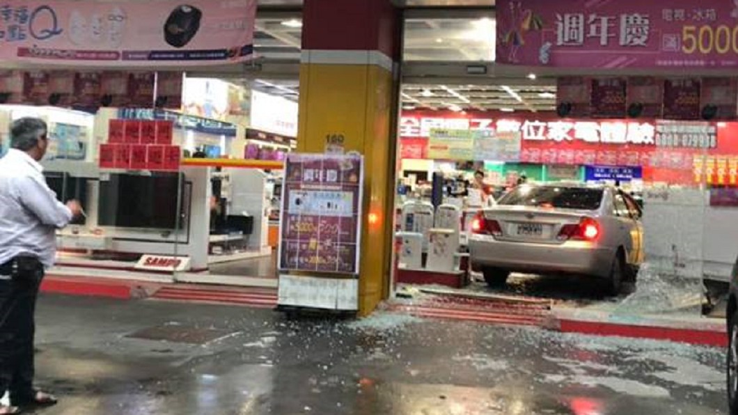 女駕駛誤踩油門整車衝3C店 網調侃:得來速?