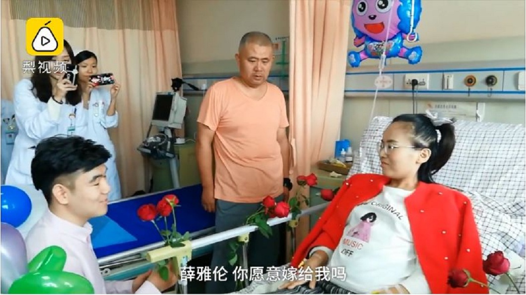 男大生在病房內向女友下跪求婚。(圖/翻攝自梨視頻)