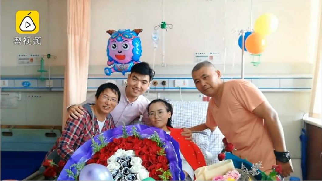 求婚成功,小倆口和雙方家長一起合照。(圖/翻攝自梨視頻)