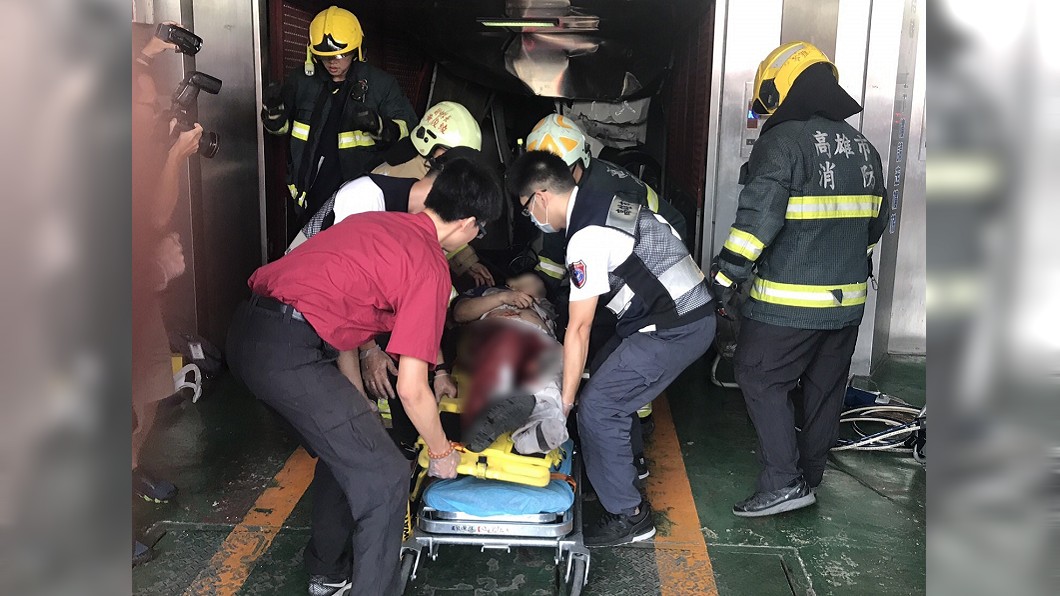 保養廠汽車暴衝升降梯「3樓墜1樓」 1人受困嚴重傷