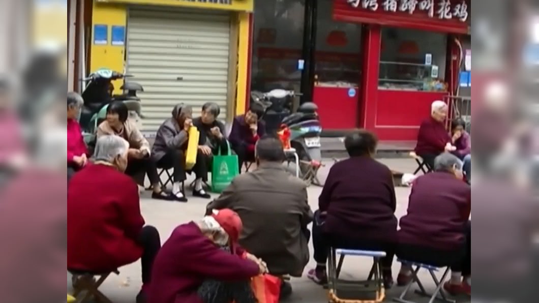 就為5顆免費雞蛋! 大媽排6個小時等到尿失禁