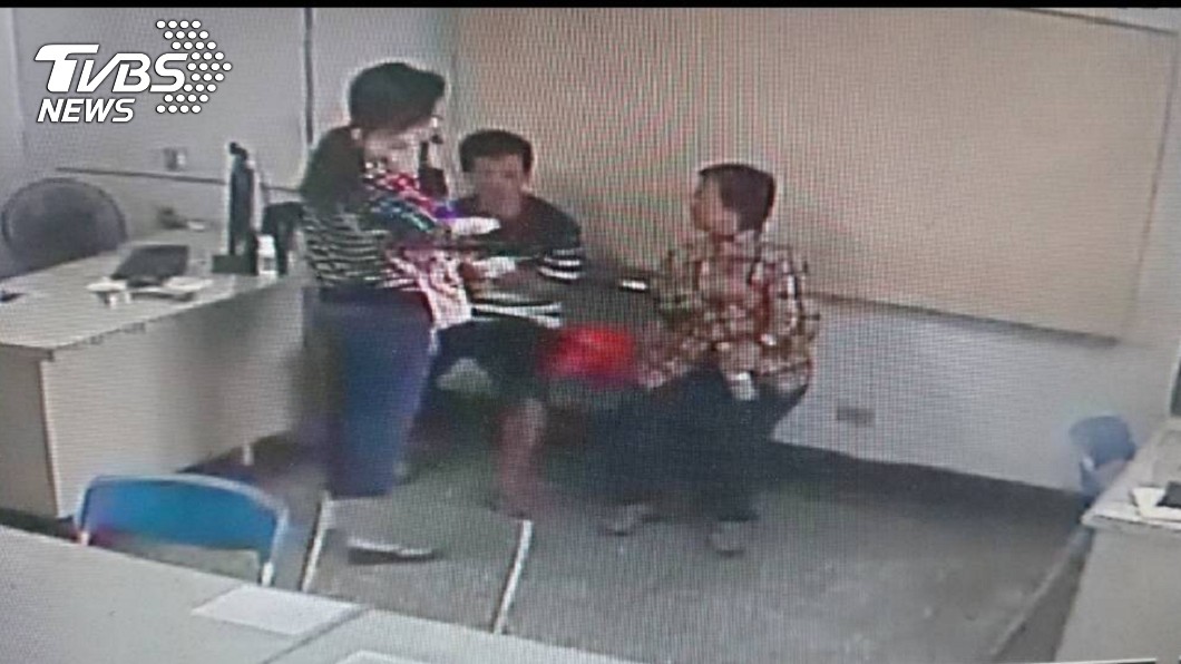毒蟲遭逮「母帶食物探望不發一語」　他崩潰：阿母對不起