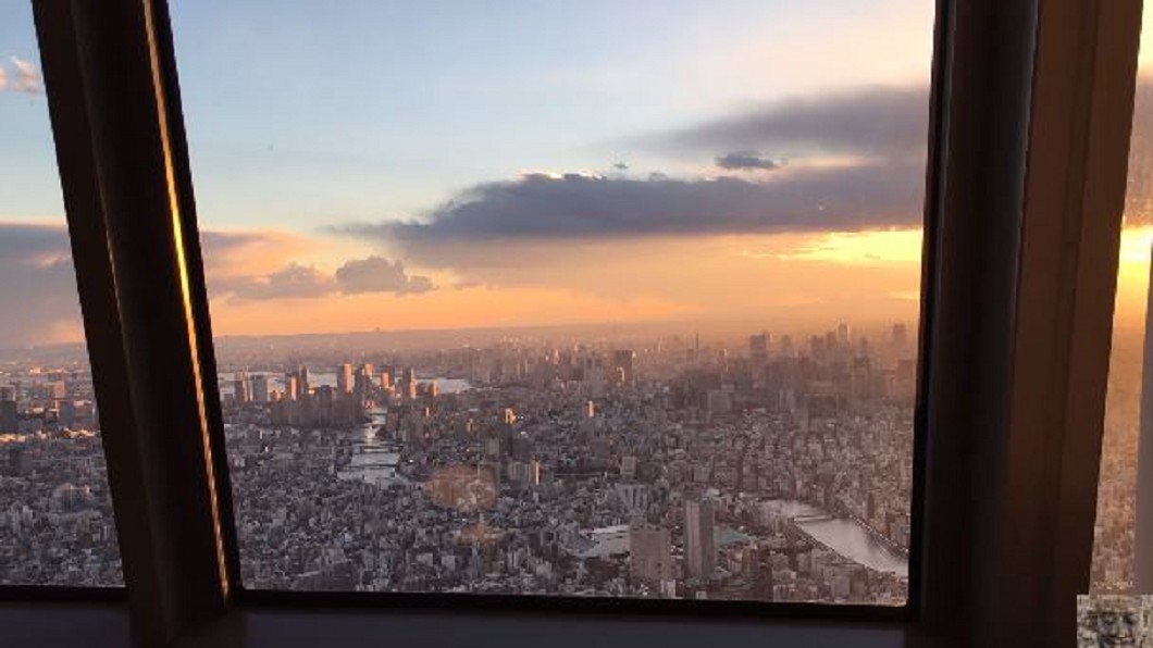 登晴空塔挑戰膽量! 空中走廊每日限量12組